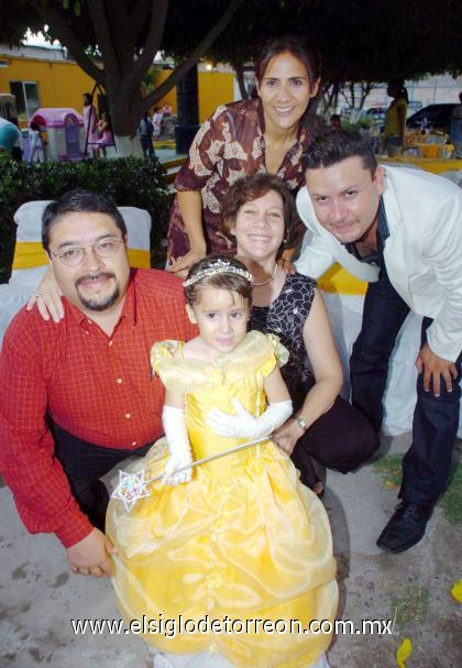 22092006 
Frida con sus papás, Isabel y César Martínez y sus padrinos, Luis y Frida Rayas.