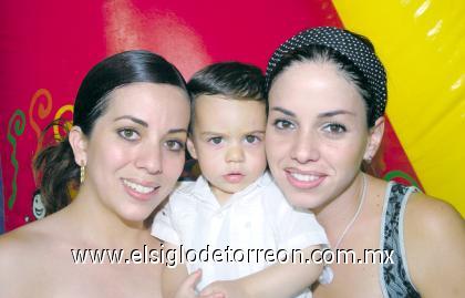 22092006 
Luis Torres con su mamá, Ana Tere y su tía Lorena.