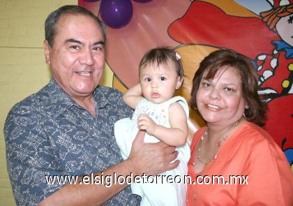 21092006
Fernando Jaime y Elba de Jaime con su nieta Luciana Jaime