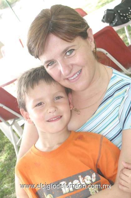 21092006
José Córdova González acompañado de su mamá Elena González Castañón