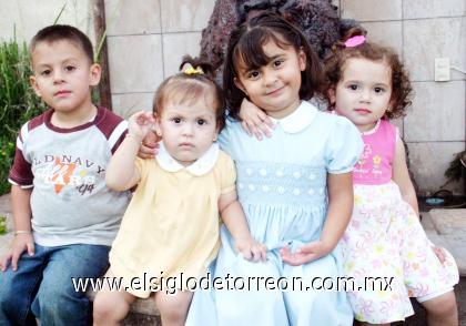 21092006
Roberto y Alexandra Rodríguez, Lesca González Ornelas y Cinthia Dominic Adame