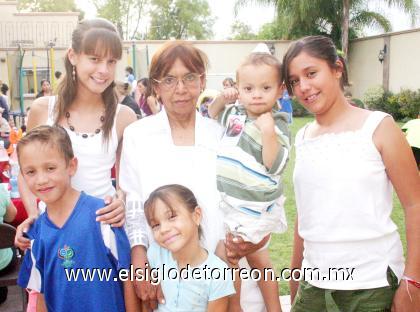 21092006
Sebastián Rodríguez Pérez con su abuelita Elba Carmona y sus primos