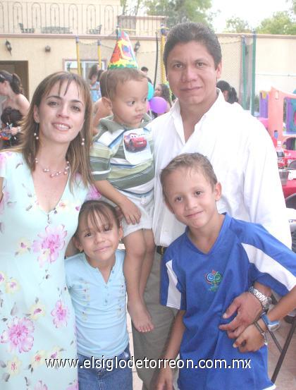 21092006
Sebastián Rodríguez Pérez junto a sus papás Iván Rodríguez y Magda Pérez