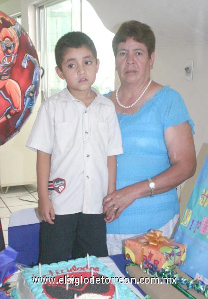 21092006
Ulises Sebastián Rubio Cárdenas junto a su abuelita, Agustina Cárdenas, el día que celebró su sexto cumpleaños.