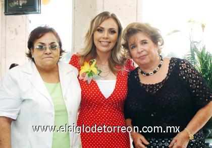 23092006 
 Alejandra Estrada García acompañada por Eva García Sánchez y Blanca Sonia González de De la Garza