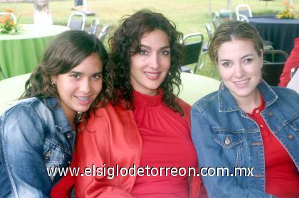 22092006 
Paulina Veyán Salmón, Chacha Salmón de Veyán y Paola Boehringer de Veyán.