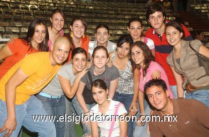 25092006
Andrea, Anaís, Marce, Maguis, Luis, Mayra, Salma, Stephanie, Lulú, Lin, Luz, Andrés y Alfredo.