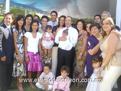 25092006
Eduardo, Susana, Sonia, Andrea, Sofía, Samanta, Guillermo, Margarita, Felipe Calderón, María Teresa, Amanda, Ivette, Raniero, Laura, Javier, Maite, Juliana, Diego, Gonzalo y Juliana.