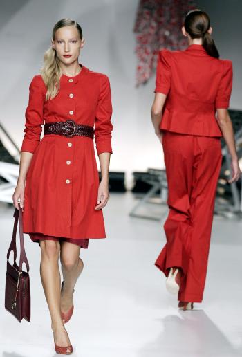 Conjuntos de chaqueta y falda o chaqueta y pantalón en color rojo con complementos granate, diseño de la colección de Ailanto para la temporada primavera-verano 2007.