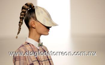 Blusa de golfista con pajarita y visera estampada en rombos, diseño de la colección Duyos, basada en la estética de las prendas deportivas de principios del siglo XX.