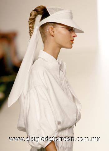 Cazadora en algodón a tono con camisa y visera , diseño de la colección Duyos, basada en la estética de las prendas deportivas de principios del siglo XX.