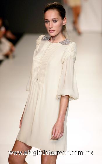 Vestido de gasa con jareta,manga acampanada y adorno de pedrería al cuello , diseño de la colección de Miguel Palacio.
