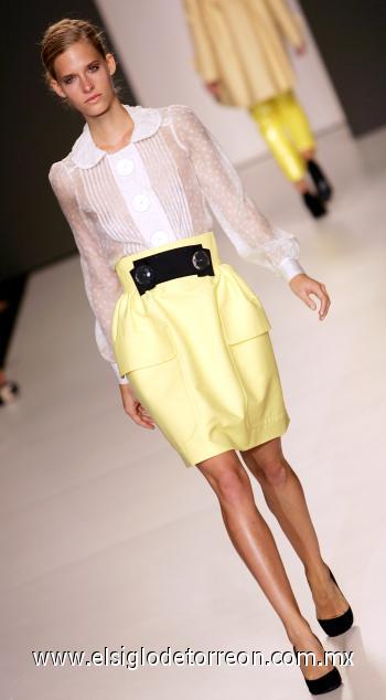 Falda amarilla con bolsos y aderezo negro con botones en cintura y blusa en organdí con jaretas, diseño de la colección de Miguel Palacio .