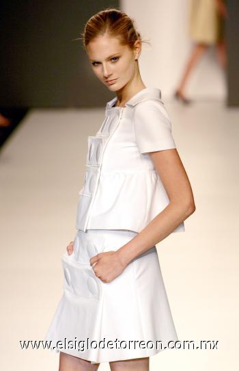 Traje de chaqueta en algodón blanco con enormes botones , diseño de la colección de Miguel Palacio.