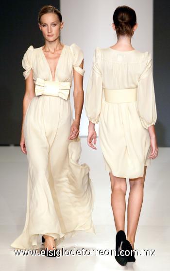 Vestidos largo y corto en gasa, con mangas farol y detalle de cinturón de piel rematada en lazo , diseño de la colección de Miguel Palacio.