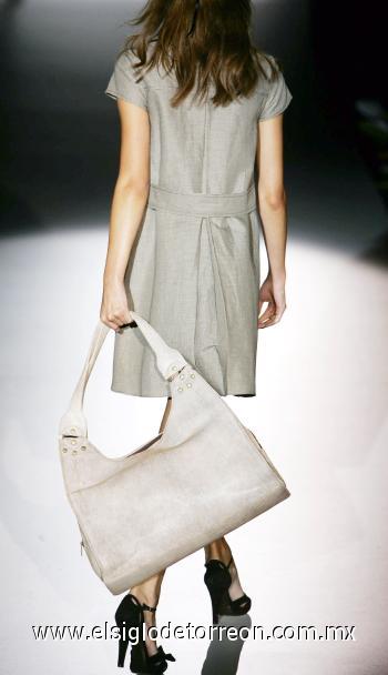 Abrigo ligero en manga corta y bolso de gran capacidad, diseño de la colección de Roberto Torretta para la temporada primavera-verano 2007.