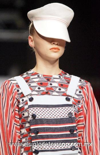 Peto marinero con blusa y gorra a juego, diseño de la colección -basada en la estética de las prendas deportivas de principios del siglo XX- de Duyos para la temporada primavera-verano 2007.