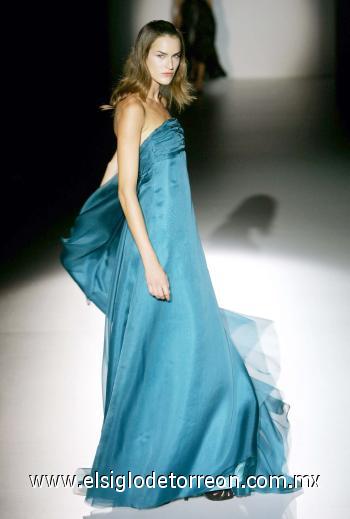 Vestido de noche en organza azul, diseño de la colección de Roberto Torretta para la temporada primavera-verano 2007 presentada en la Pasarela Cibeles