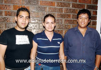 24092006 
Cristian Mendoza, Diana Reyes e Inocencio Luévanos