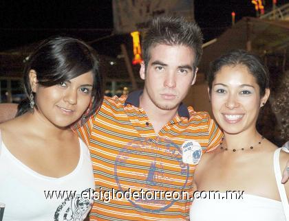 24092006 
Gaby Villegas, Manuel Ávalos y Mariana Saad.