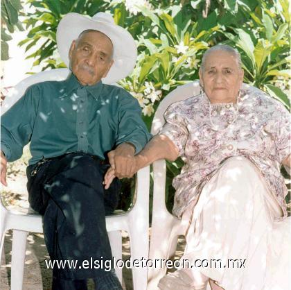 24092006 
José Ascensión Barraza y María del Refugio Espinoza de Barraza, celebraron 65 años de matrimonio.