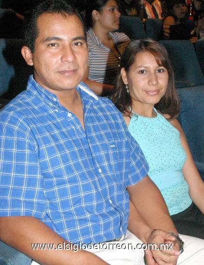 24092006 
Víctor Vargas y Perla Canales.
