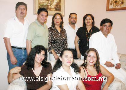 24092006 
María Guadalupe Gómez de Padilla acompañada por un grupo de amigos en su festejo de cumpleaños.