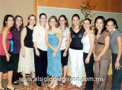 24092006 
Muchas felicitaciones recibió la futura novia, Brenda Román, en su fiesta de despedida.