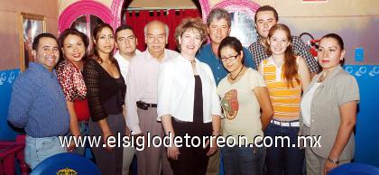 24092006 
Sofía celebró su cumpleaños junto a sus compañeros de trabajo.