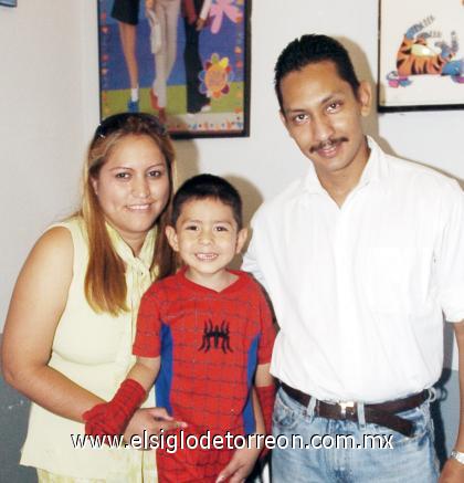 24092006 
Carlos Jafet Fuentes Reyes acompañado por sus papás, el día que celebró su cumpleaños.
