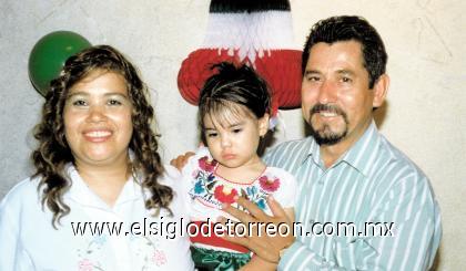 24092006 
Gaby junto a sus papás, María Gabriela y Víctor Manuel Venegas.