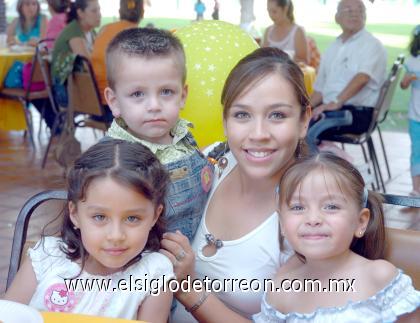 24092006 
Karla, Patricio, Marifer y Sofía Téllez.