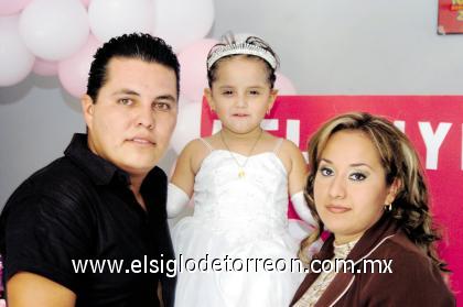 24092006 
Melanye al lado de sus papás, Mario Rodríguez y Nidia Carol Rico.