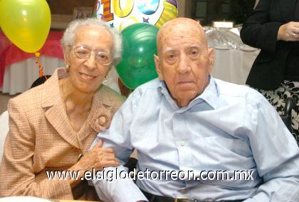 26092006

Don Ángel y su esposa Araceli de Fernández.