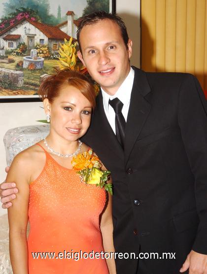 26092006

Saraí Torres Marín y Mauricio Álvarez Robles, contraerán matrimonio el seis de octubre próximo.