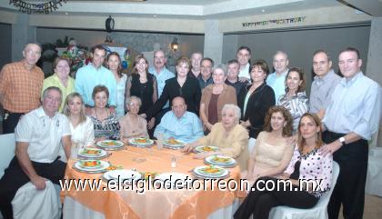 26092006

Ángel Fernández Fernández, su esposa doña Araceli Martín Borque de Fernández y sus sobrinos pertenecientes a las familias Tricio Haro, Martín Bringas, Mendoza Gómez, Secunza Martín, Martín Soberón y Gómez Martín