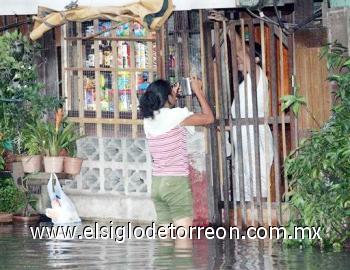 Manila sufrió la embestida de Xangsane, el primer tifón que pasa por la ciudad desde 1995,  paralizando numerosos servicios, el tráfico y hasta el aeropuerto internacional, donde se cancelaron todos los vuelos.