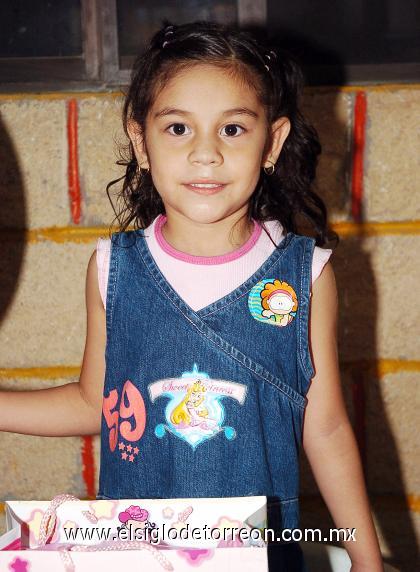 28092006

 Con una reunión infantil, la pequeña Ana Sofía Mijares Suárez fue festejada por sus papás Érik Mijares y Rocío de Mijares al cumplir cinco años