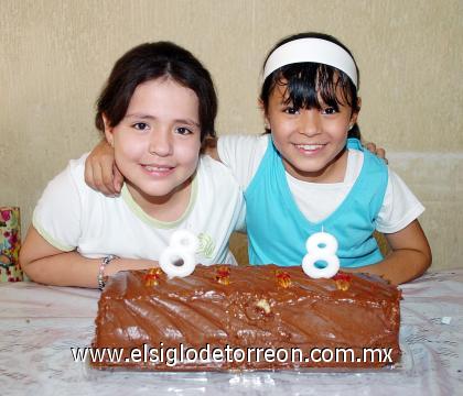 28092006 
 Jaqueline y Jéssica Sifuentes disfrutaron de su fiesta de cumpleaños