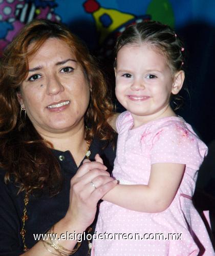 28092006 
 Mary Carmen Martínez de López junto a su hijita Luisa