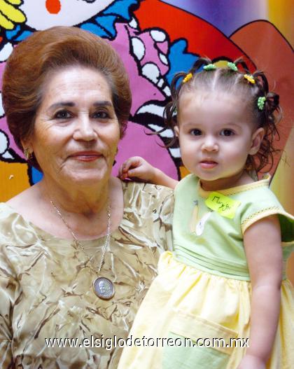 28092006 
 Mary José con su abuelita Salomé de Martínez