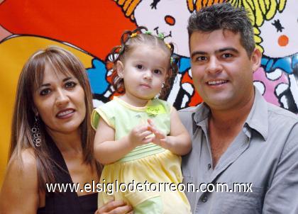 28092006 
Mary José Ramírez Martínez con sus papás, Pina Martínez de Ramírez y Jaime Ramírez