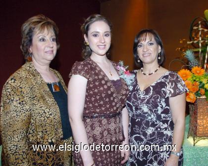 28092006

 Brenda Estrello Hernández  junto a su mamá Laura Leticia Hernández  de Estrello y su suegra Graciiela Sánchez de Rimada