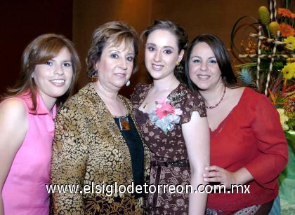 28092006

 Brenda María Estrello  Hernández junto a algunas asistentes a su despedida de soltera