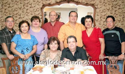 29092006  Con motivo de su cumpleaños, Mario Carrillo fue festejado con una amena reunión que le organizaron sus familiares.