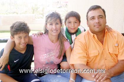 29092006 
Diego Dávila, junto a sus papás, Roberto y Gracely  y sub hermano Daniel.