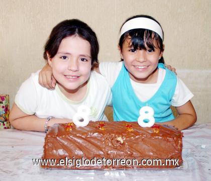 29092006 
Jéssica y Jaqueline cumplieron ocho años.