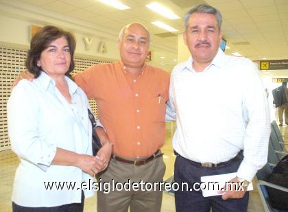 27092006
Óscar Saucedo y José de Jesús Alba viajaron al DF, los despidió María Luisa Cabello.