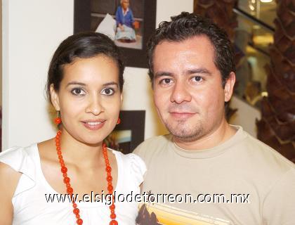 27092006
Karla Rosales y Néstor Jaramillo.