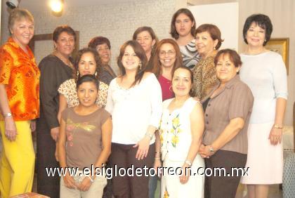 27092006
Dely Gallegos Hernández disfrutó de una bonita fiesta de canastilla que le ofrecieron Dora Gámez y Estela Carreón, en la que recibió sinceras felicitaciones de sus invitadas.